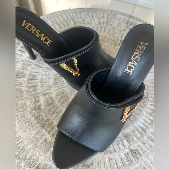 Stunning Black Versace Gold V logo on size 38 - Picture 3 of 10
